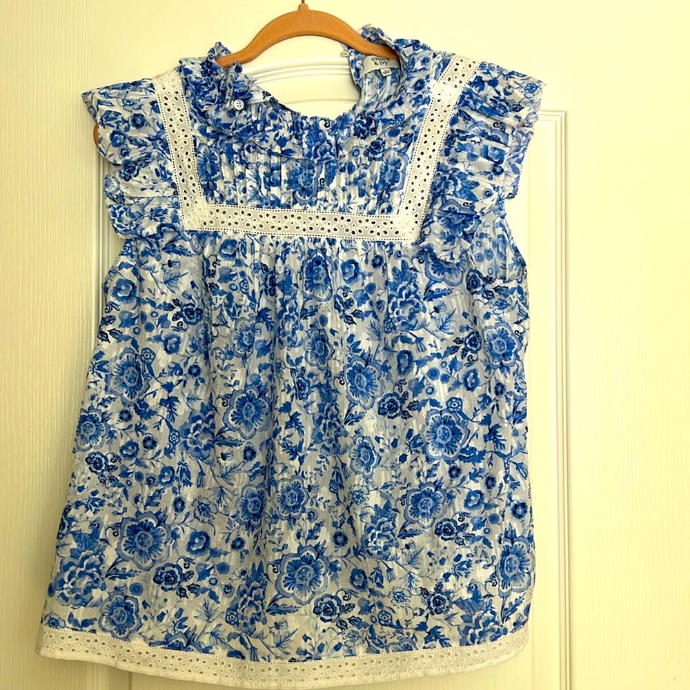 Size : L Crown & Ivy Floral Lace Print Blue & White Flutter Sleeve Cotton Top